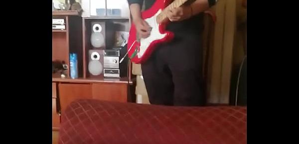  Negro cachondo tocando guitarra hot